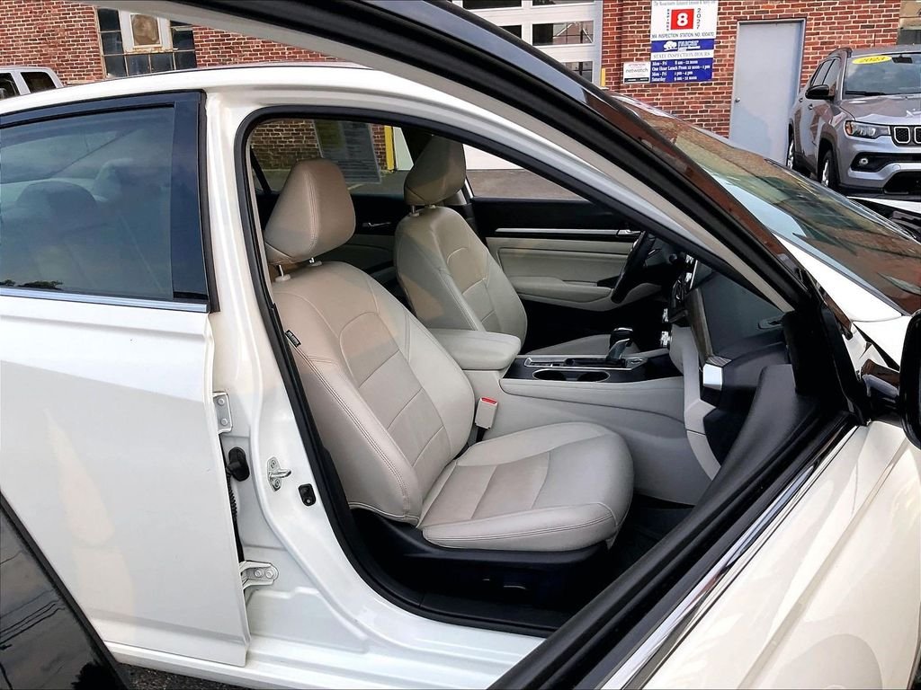Used 2019 White Nissan 2.5 SL image 11