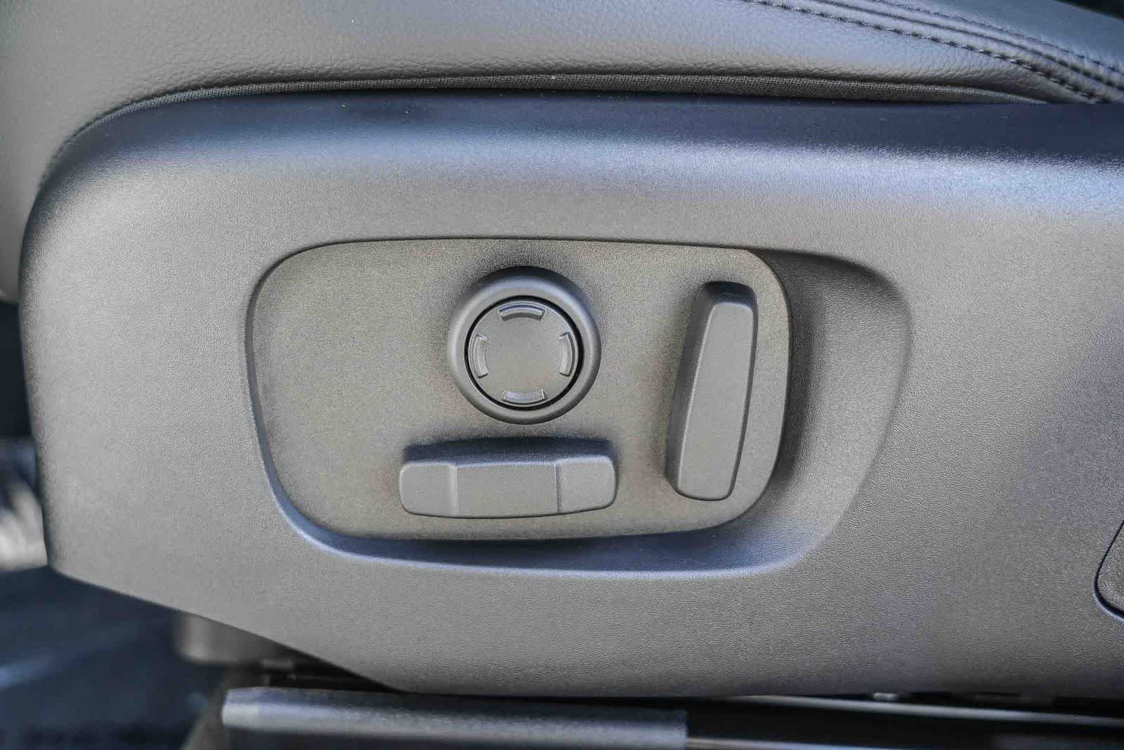 New 2026 Ostuni Pearl White Land Rover Dynamic SE image 21
