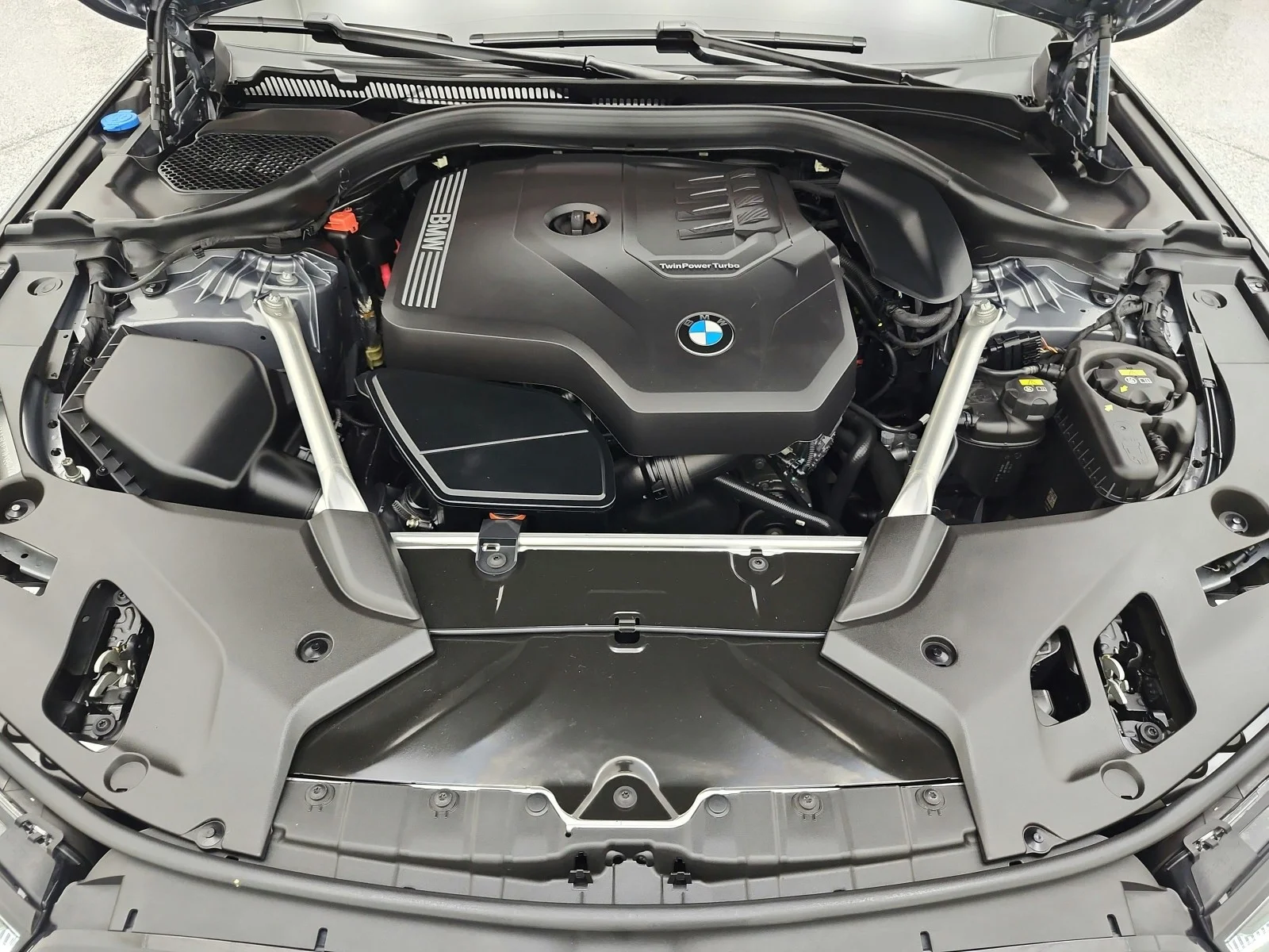 Used 2023 Skyscraper Gray Metallic BMW 530i xDrive Sedan image 17