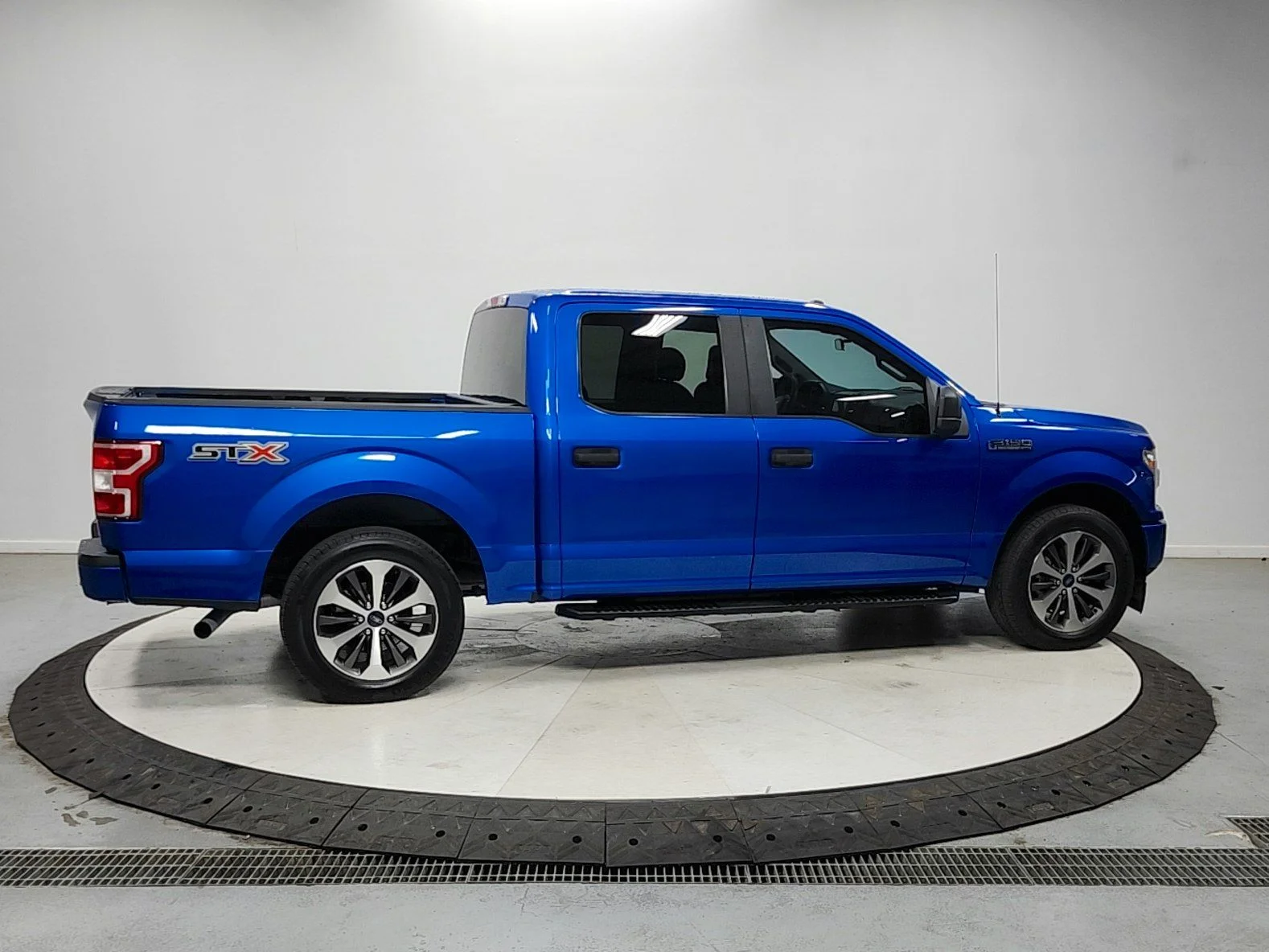 Used 2019 Blue Ford XL image 8