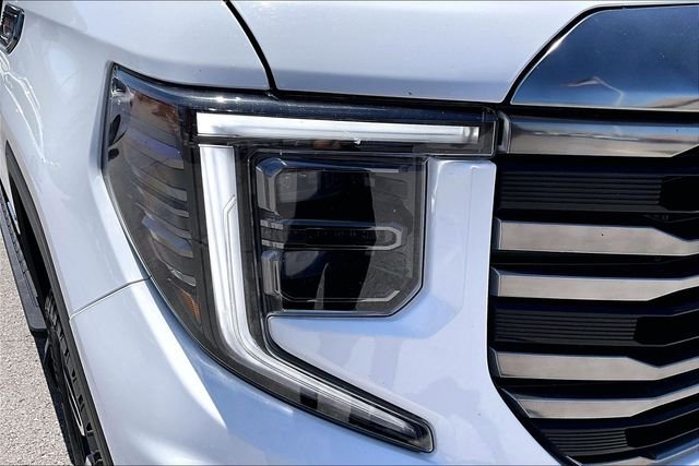 Used 2022 White GMC AT4 image 29
