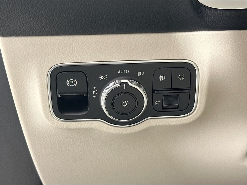 New 2026 Polar White Mercedes-Benz GLB 250 image 10