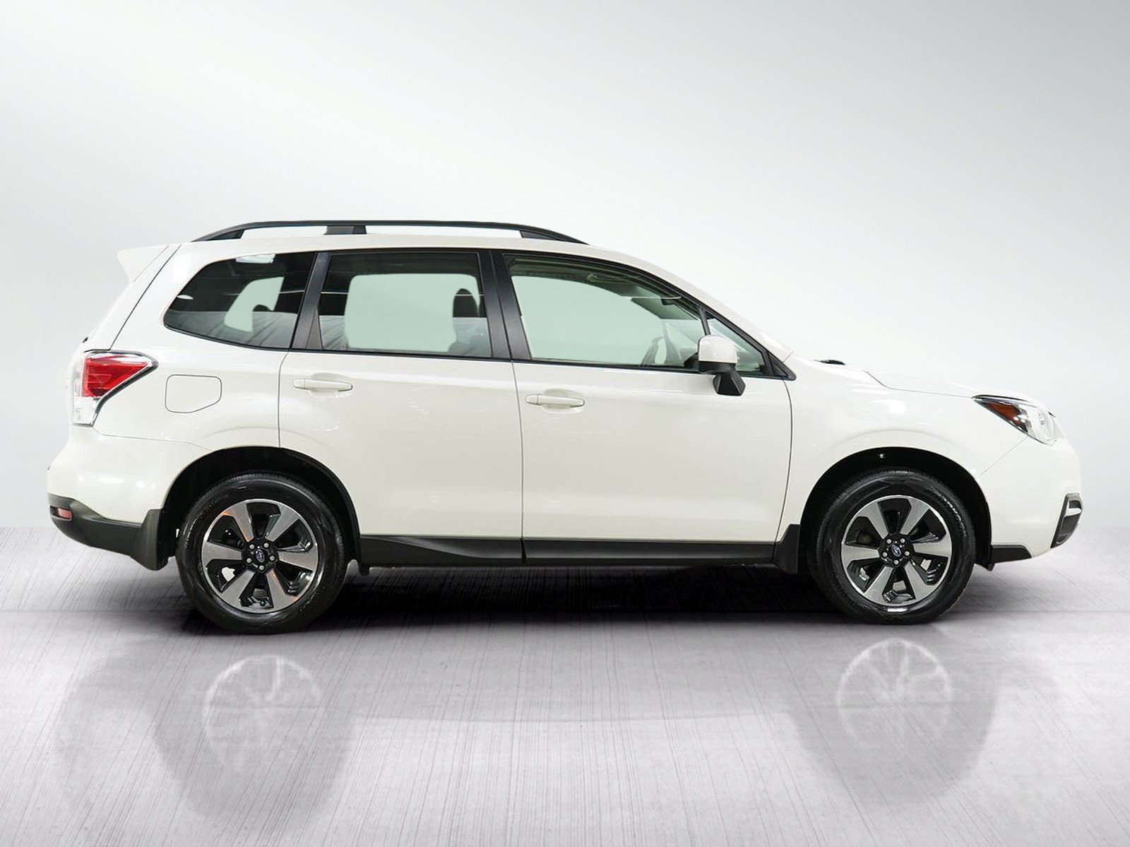 Used 2018 Crystal White Pearl Subaru 2.5i Premium image 6