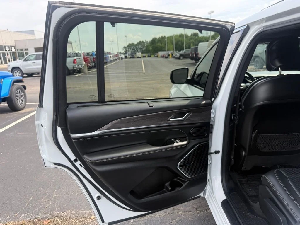 Used 2021 White/off-white Jeep Overland image 37
