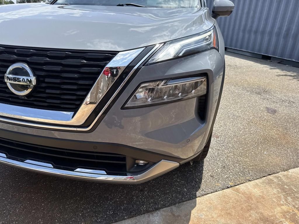 Used 2021 Gray Nissan Platinum image 9