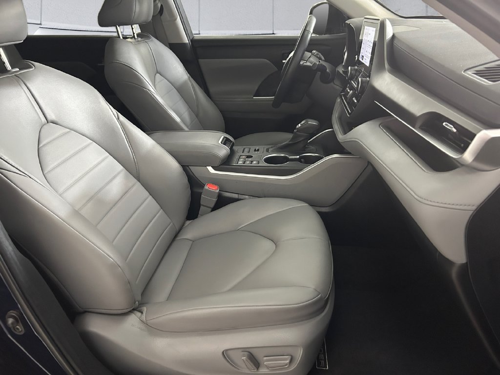Used 2023  Toyota XLE image 13