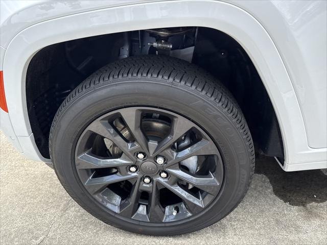 New 2026 Bright White Clear-Coat Exterior Paint Jeep Limited image 11