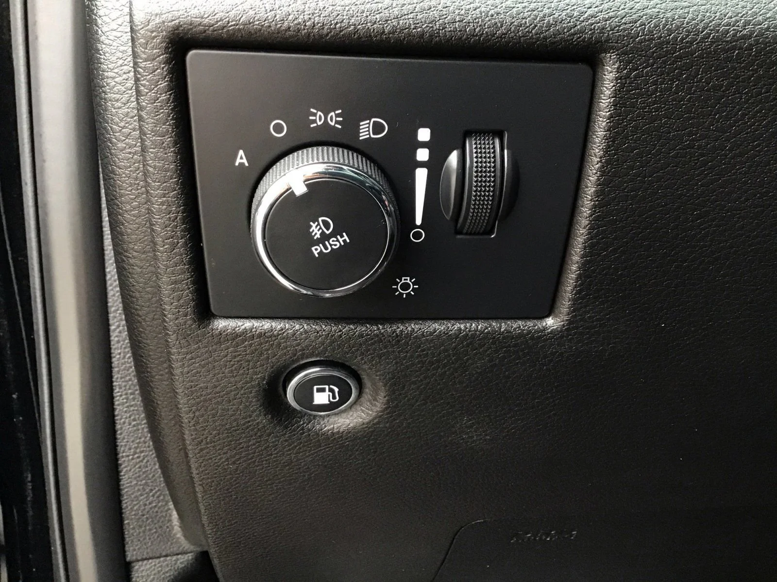 Used 2018 Diamond Black Crystal Pearlcoat Jeep Altitude image 26