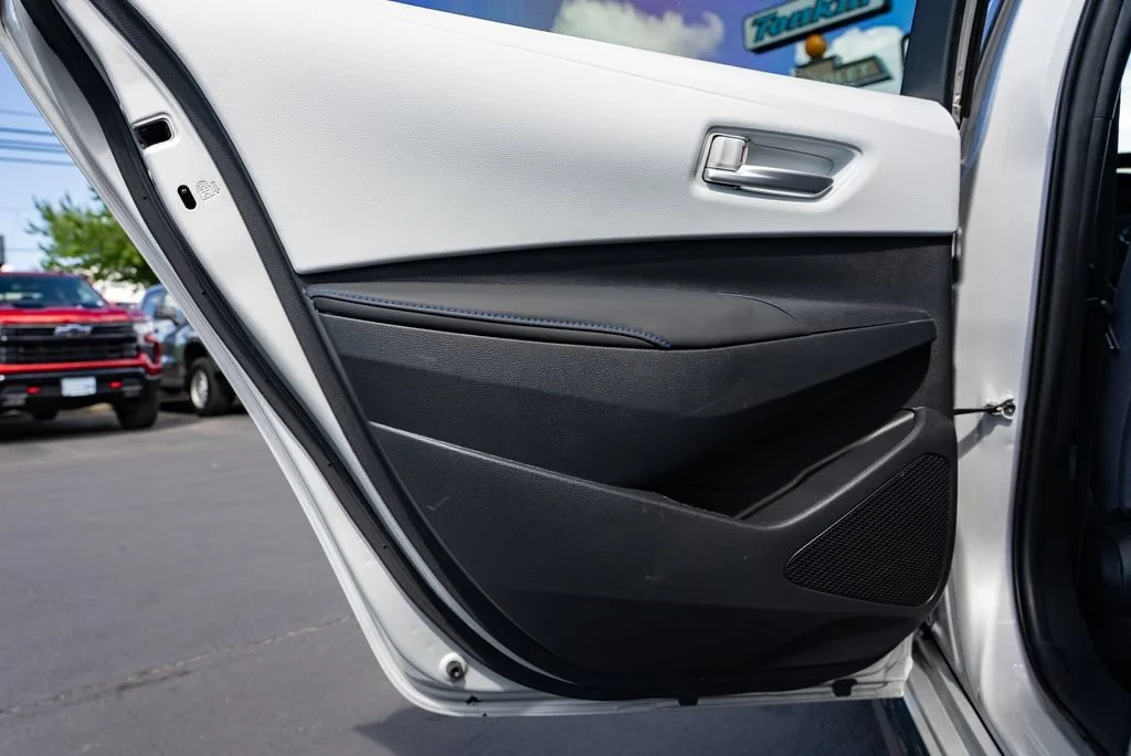 Used 2021  Toyota SE image 24