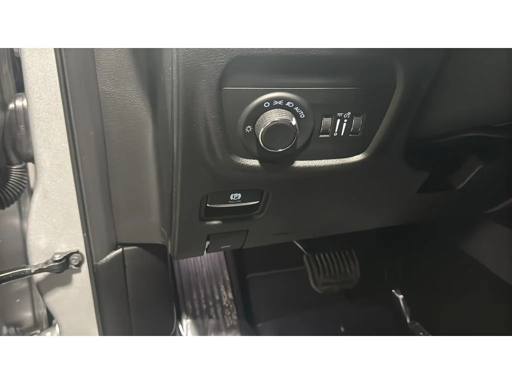 New 2026 Silver Zynith Exterior Paint Jeep Laredo Altitude image 13