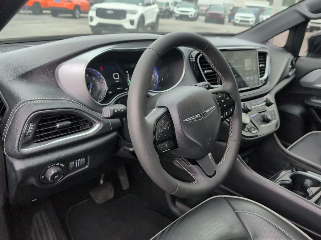 Used 2025 Black Chrysler Limited image 27