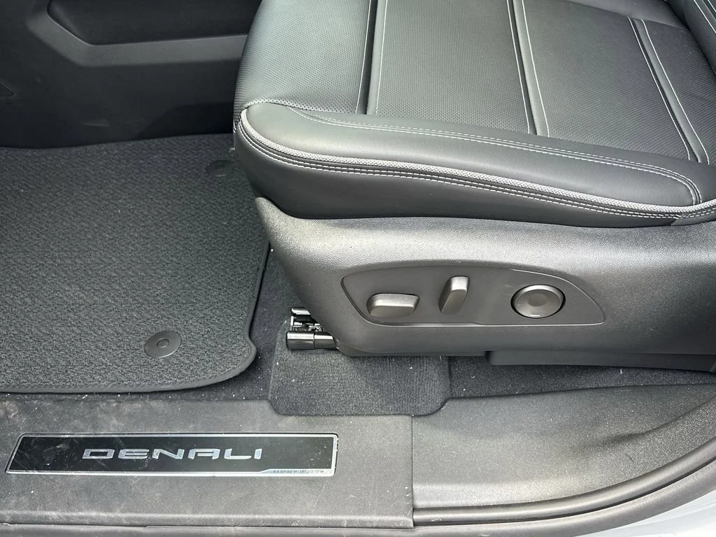 2025 GMC Sierra EV Denali - Photo 12
