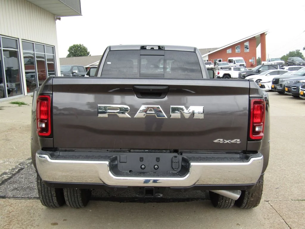 New 2026 Granite Crystal Metallic Clear-Coat Exterior Paint RAM Tradesman image 4