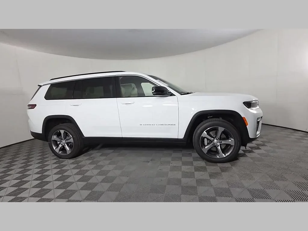 New 2026 Bright White Clear-Coat Exterior Paint Jeep Limited image 30