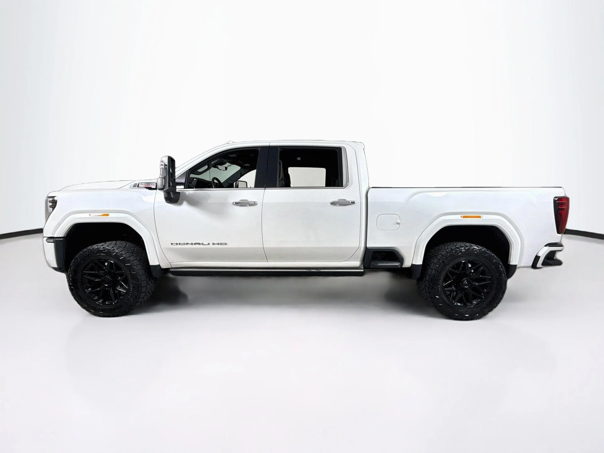 Used 2024 White Frost Tricoat GMC Denali image 4