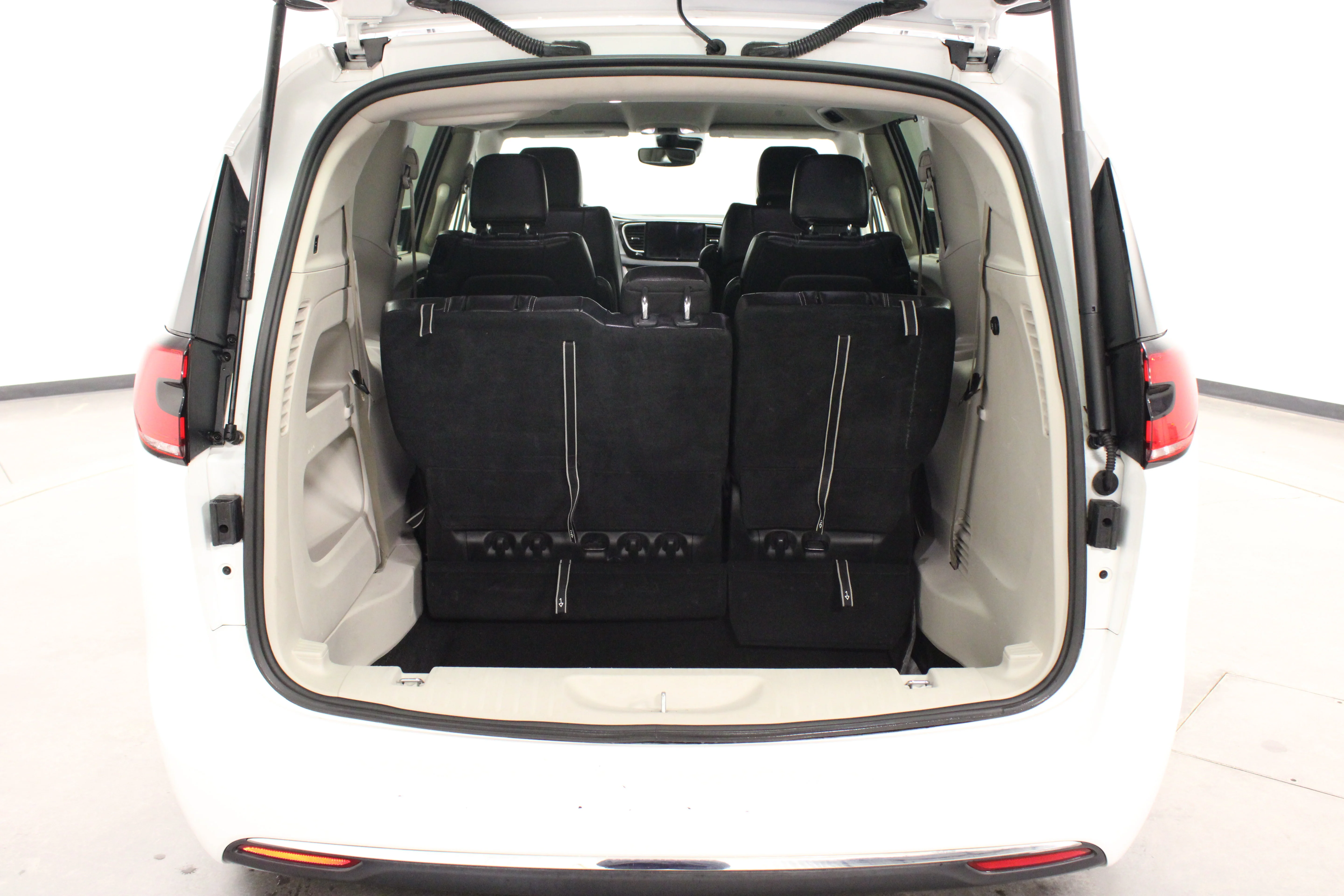 Used 2022 Bright White Clearcoat Chrysler Touring L image 12