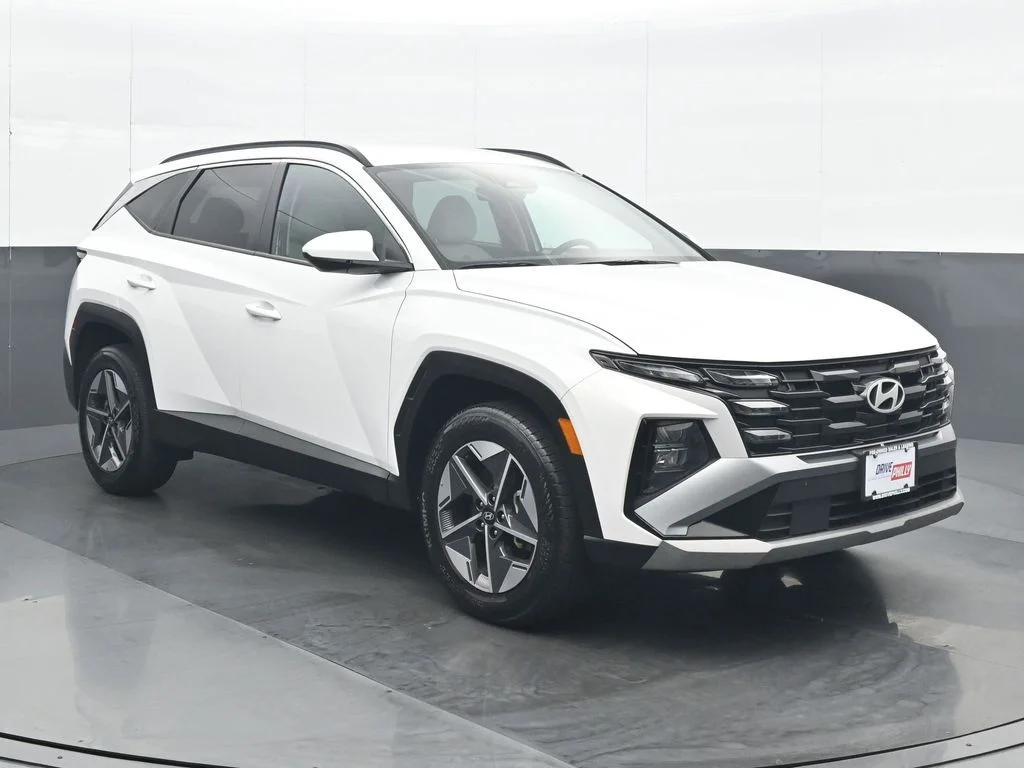 Used 2025 White Hyundai SEL image 9