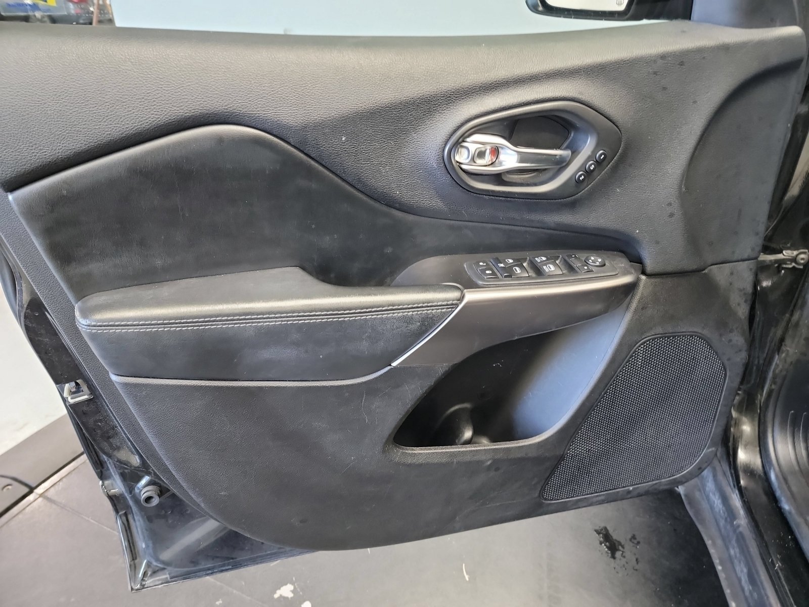Used 2020 Diamond Black Crystal Pearlcoat Jeep Limited image 12