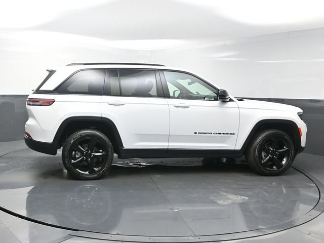 Used 2025 White Jeep Altitude X image 8