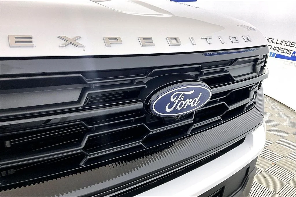 Used 2025 Oxford White Ford Active image 24