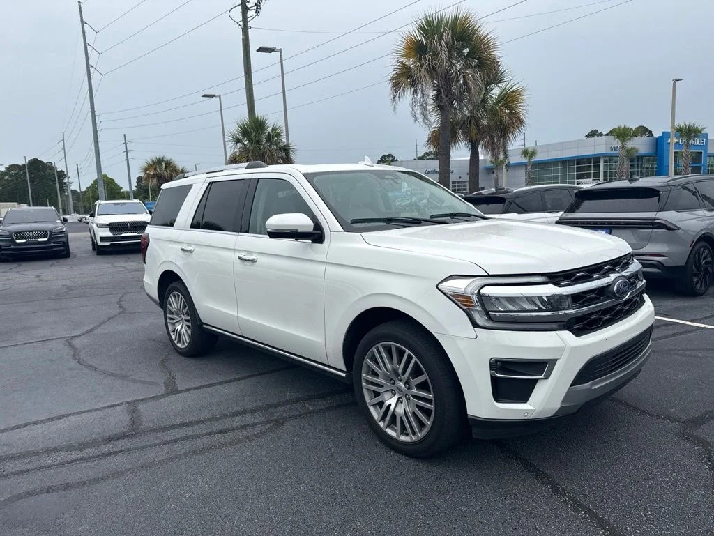 2022 Ford Expedition Limited's photo
