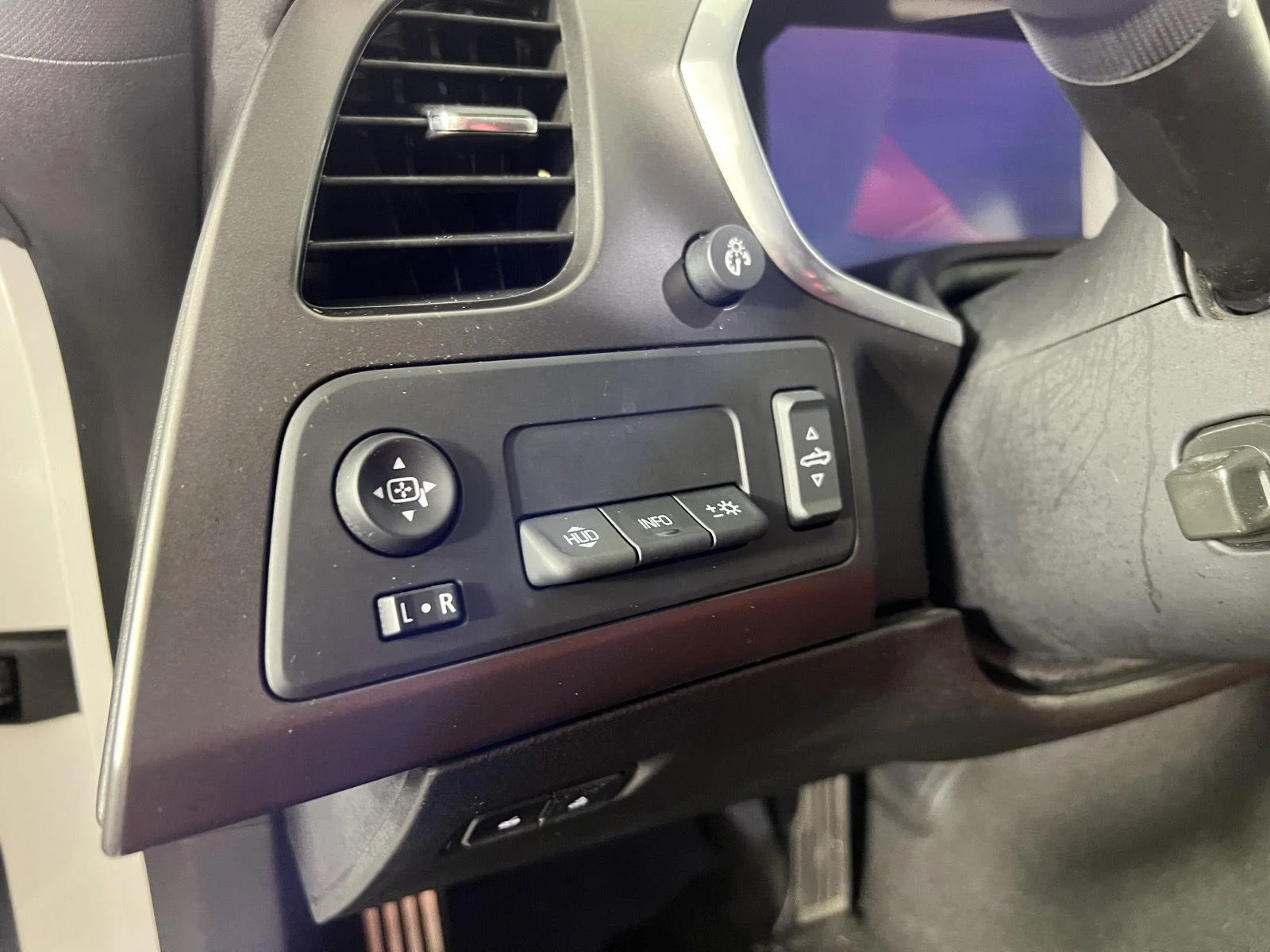 Used 2019 ARCTIC WHITE Chevrolet Grand Sport 2LT image 10