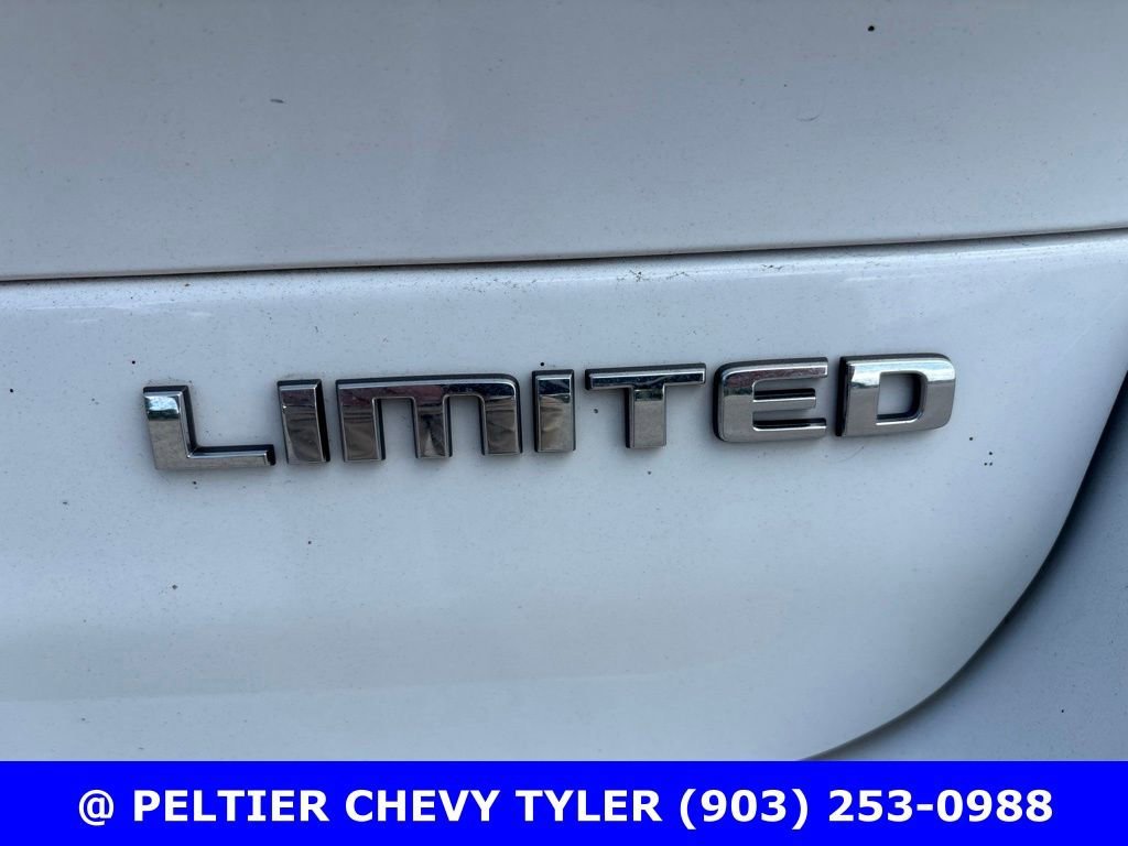 Used 2023  Jeep Limited image 9