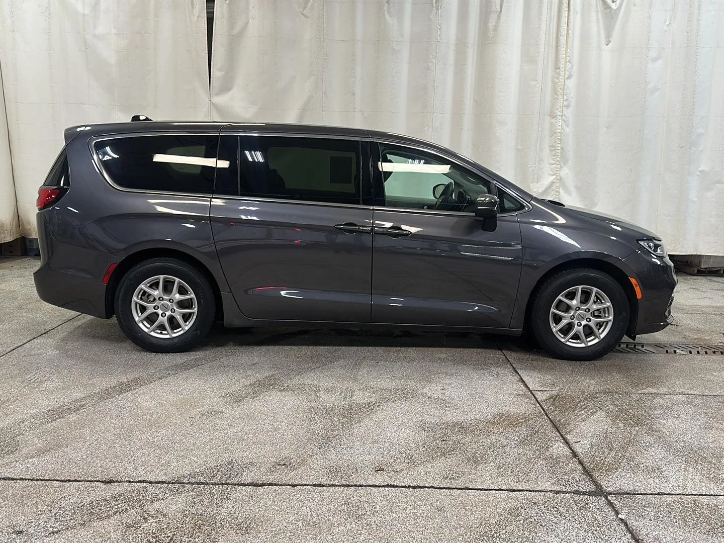Used 2023 Granite Crystal Metallic Clearcoat Chrysler Touring L image 6