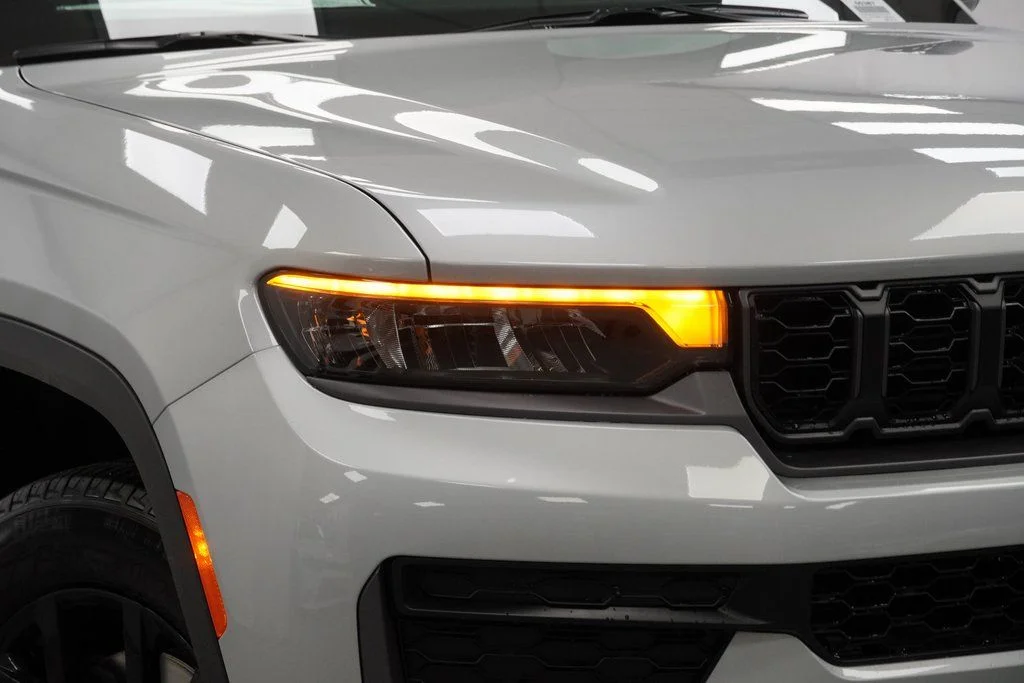 New 2026 Silver Zynith Exterior Paint Jeep Altitude image 5