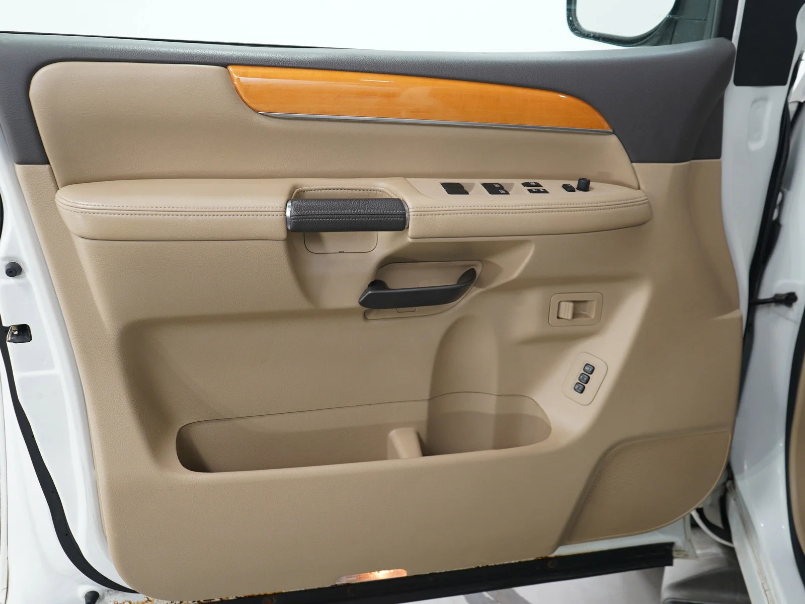 Used 2014 Pearl White Nissan Platinum image 25