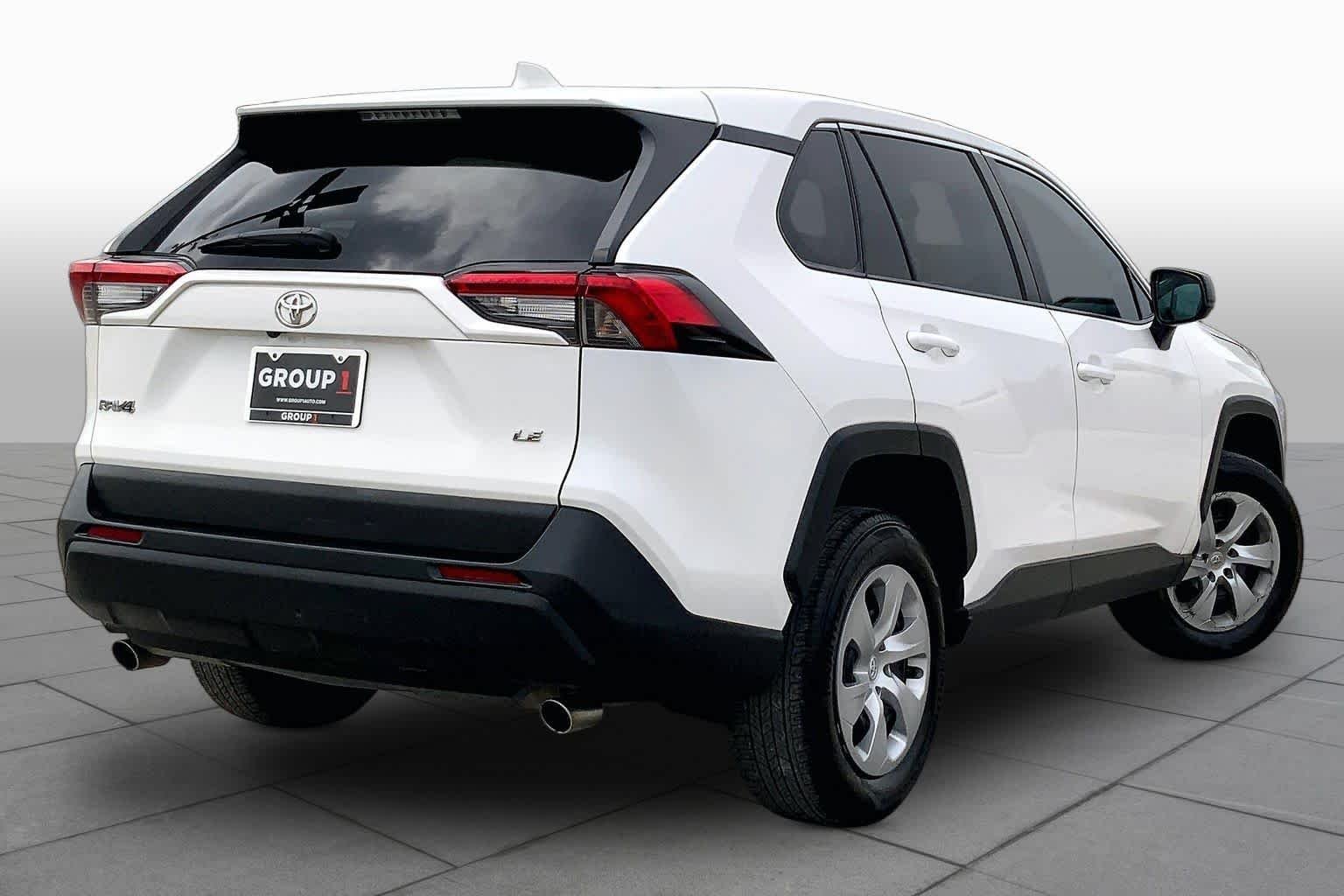Used 2022 White Toyota LE image 13