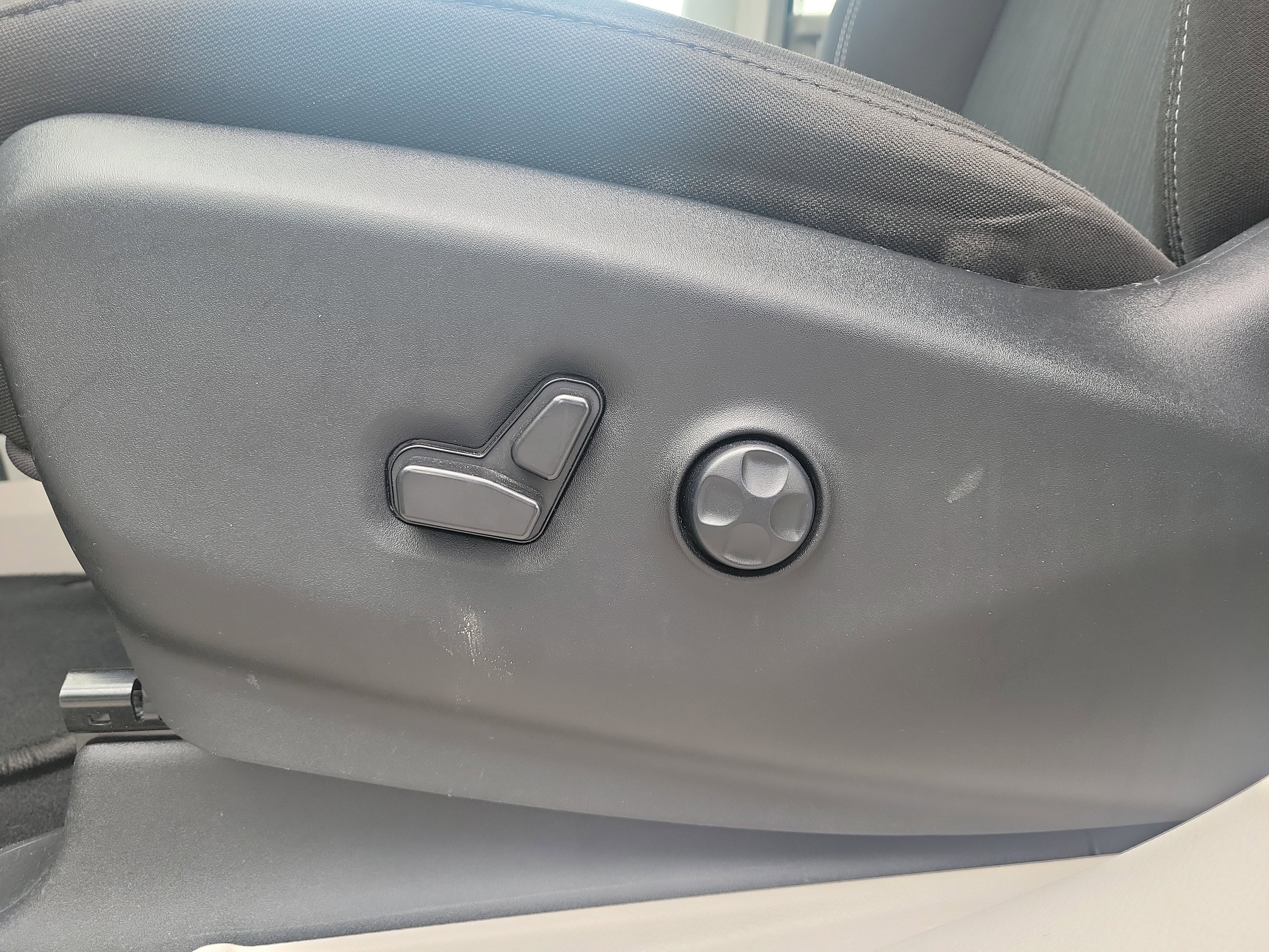 Used 2023 Bright White Clearcoat Chrysler LX image 13