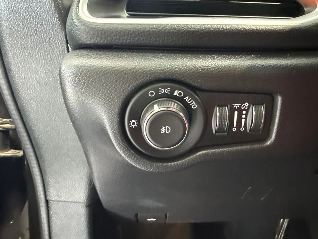 Used 2020 Black Chrysler Limited image 20