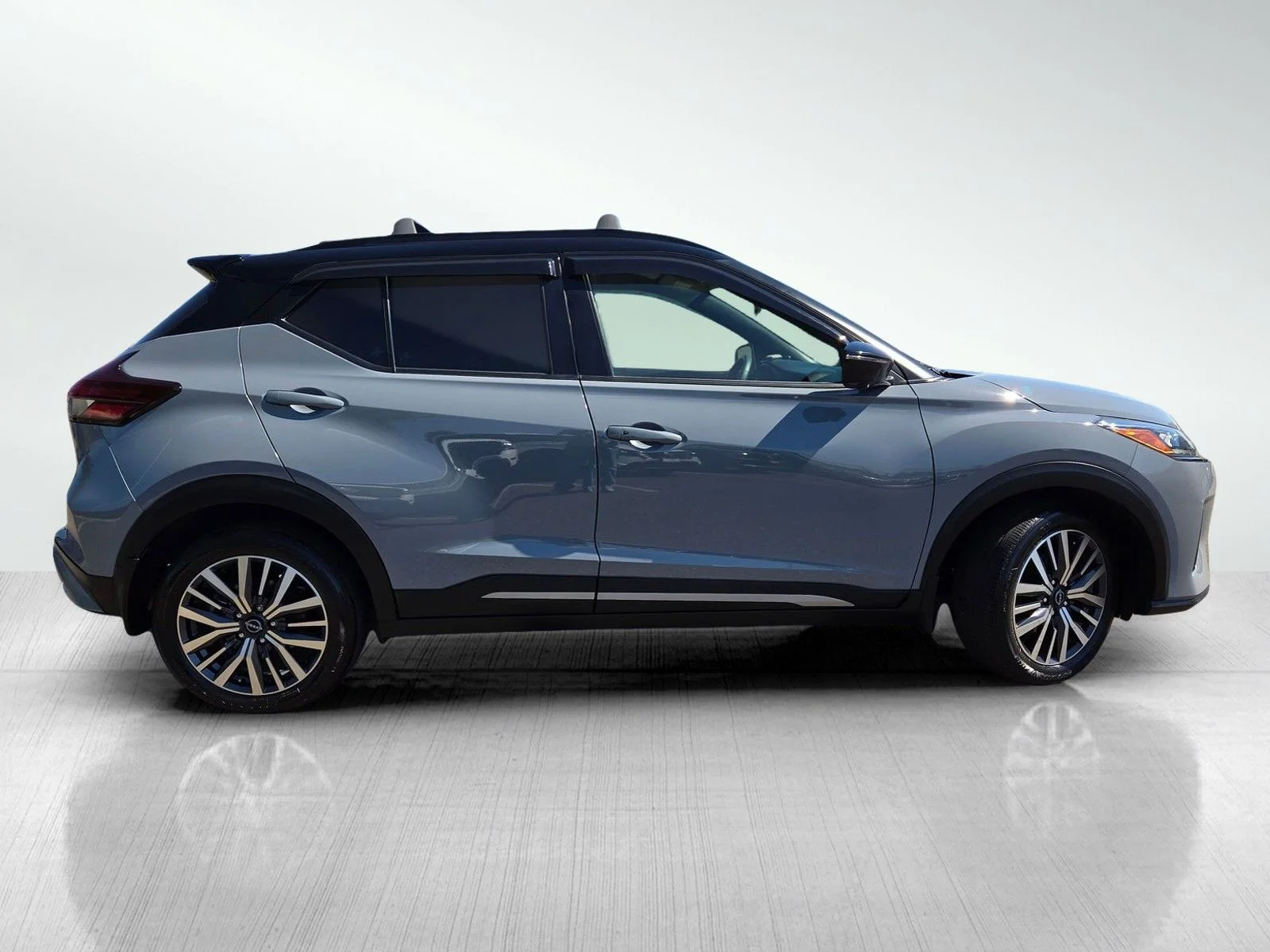 Used 2024 Gray/Super Black Nissan SR image 3