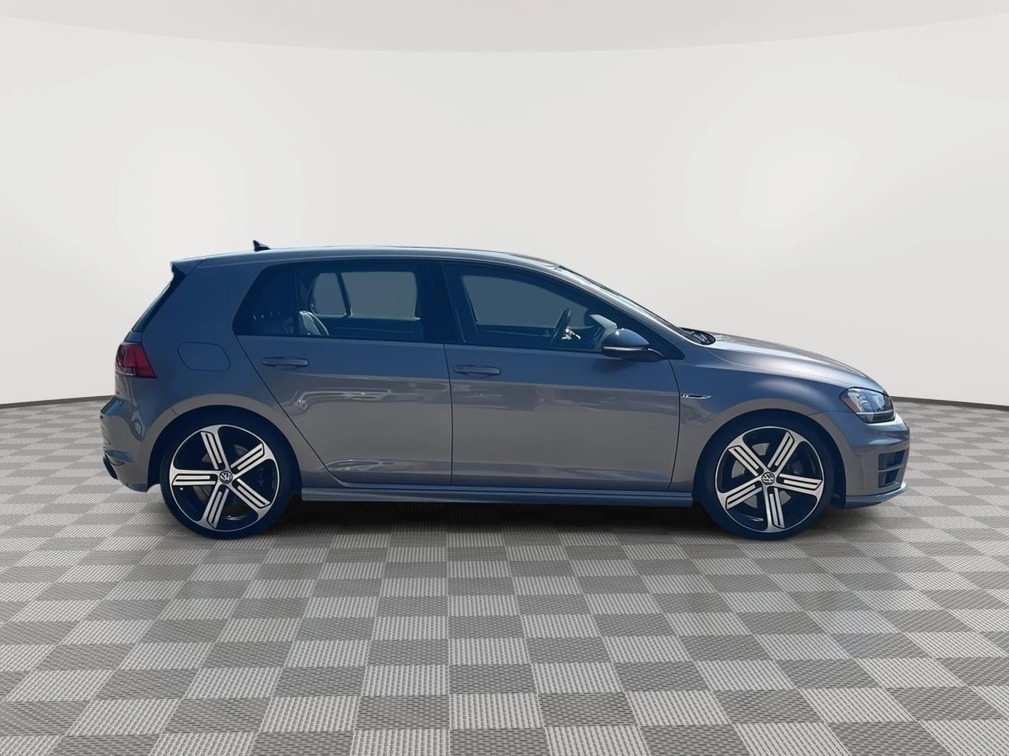 Used 2017  Volkswagen 4MOTION image 4