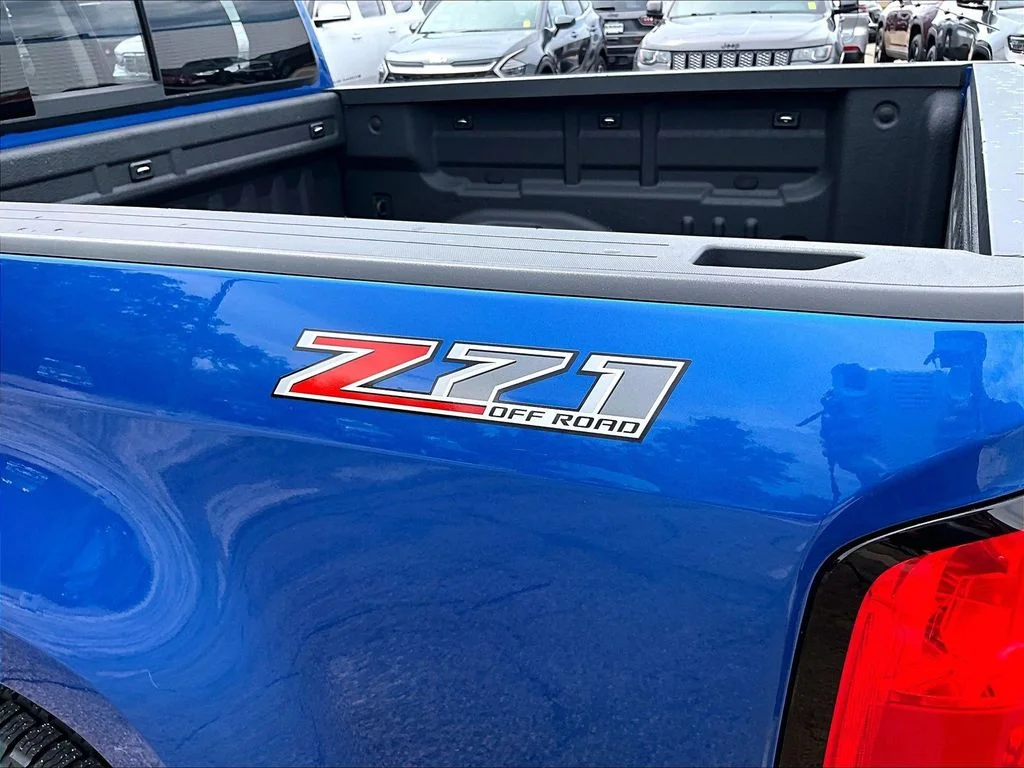 Used 2018 Blue Chevrolet Z71 image 26
