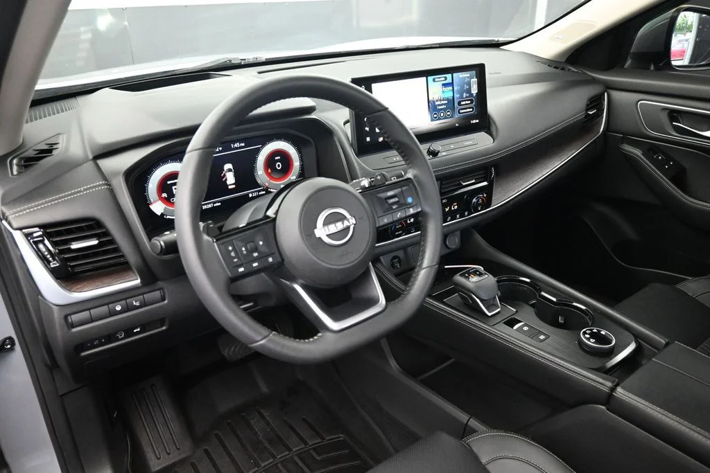 Used 2024 Gray Nissan Platinum image 20