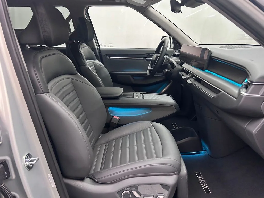 Used 2024 White Kia Land image 19