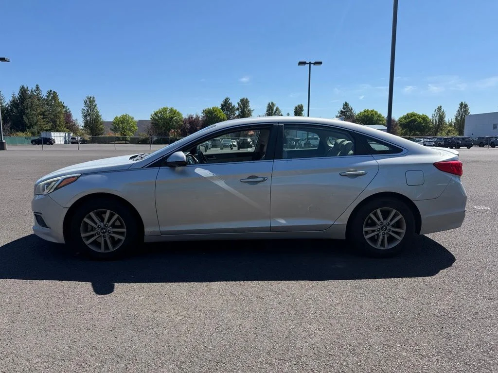 Used 2017 Silver Hyundai Base image 4
