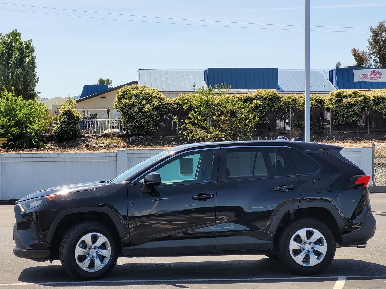 Used 2022  Toyota LE image 7