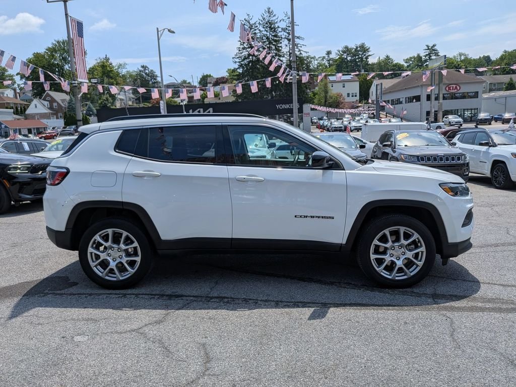 Used 2022 White Jeep Latitude Lux image 5
