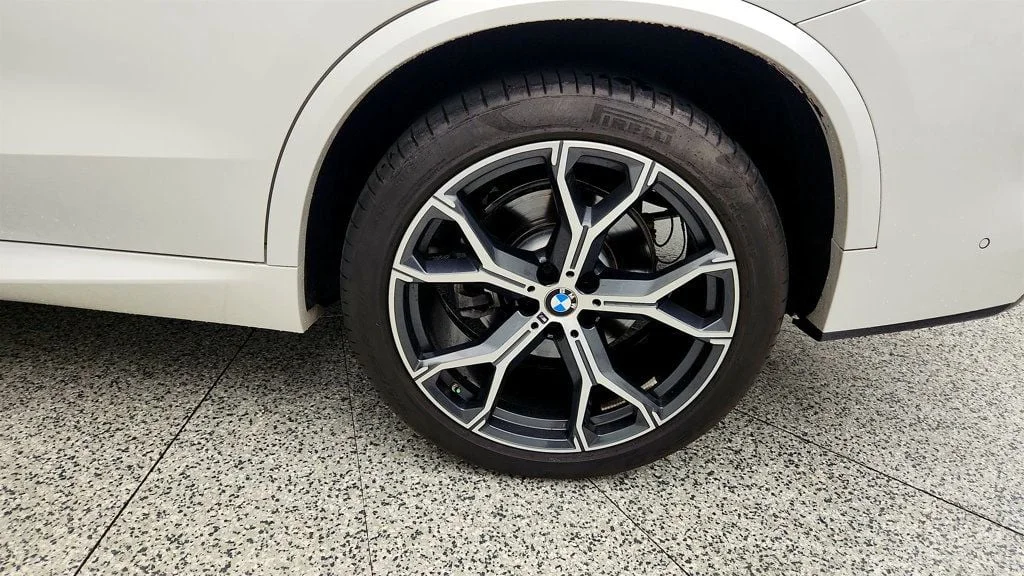 Used 2023 Mineral White Metallic BMW xDrive30i SAV w/ M Sport Pkg & Premium Pkg image 9