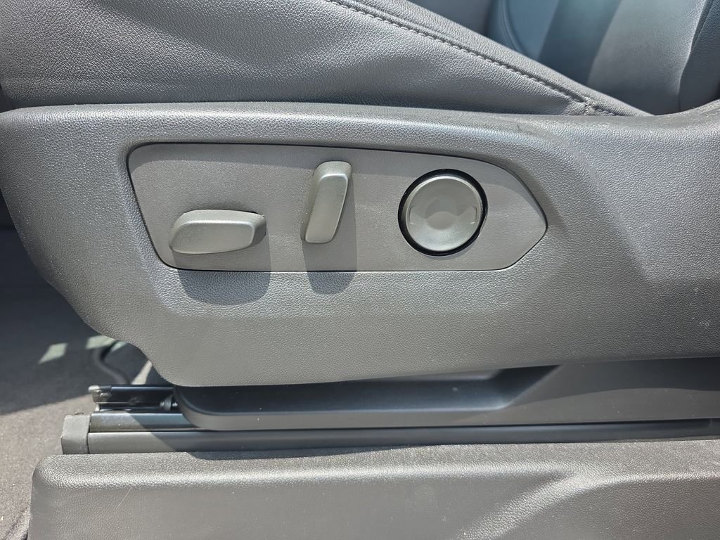 Used 2023 White Chevrolet Z71 image 25