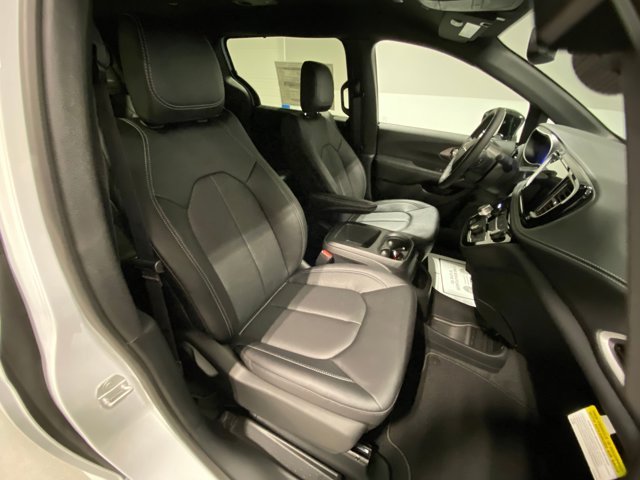 2026 Chrysler Pacifica Select - Photo 23
