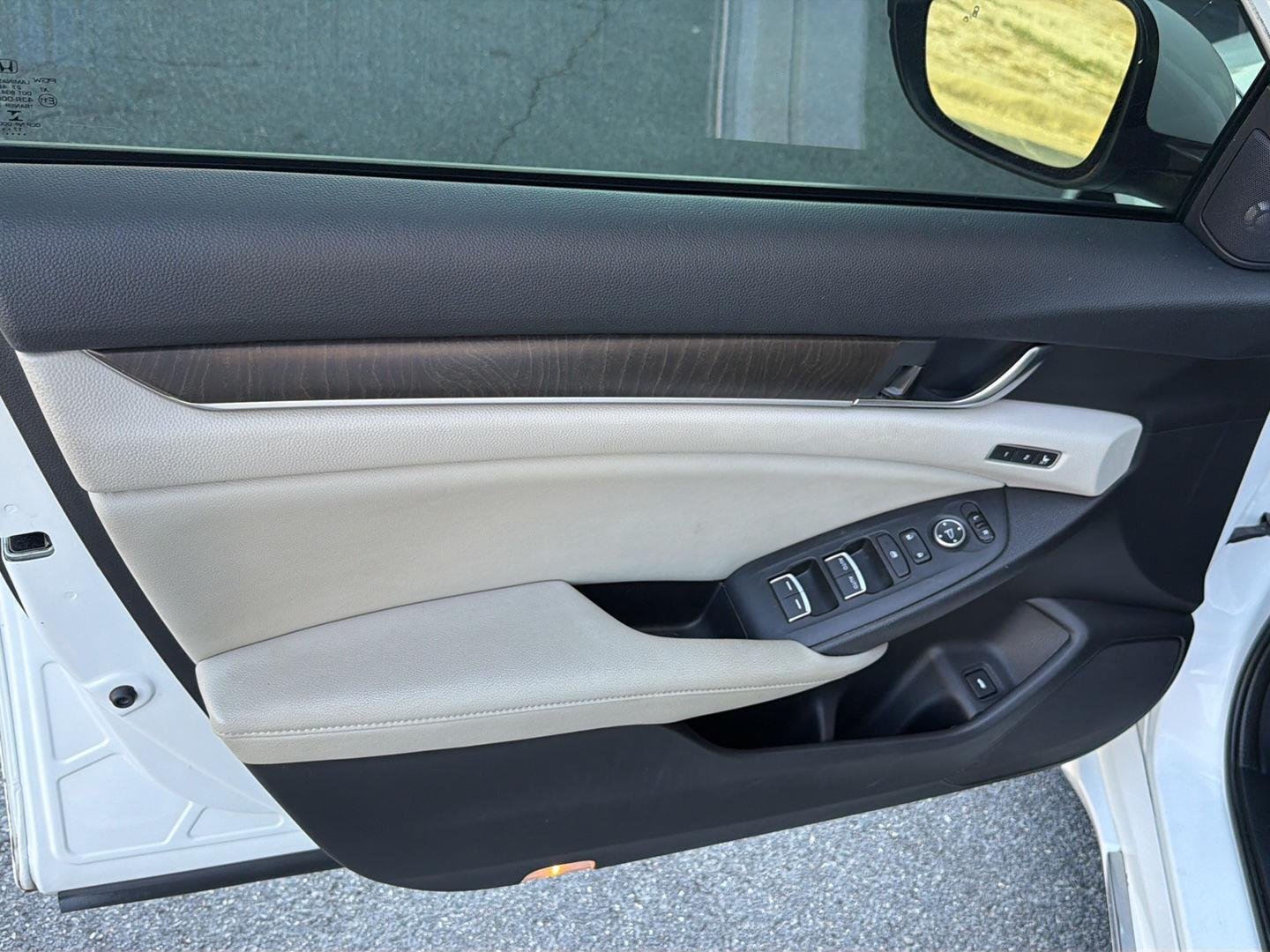 Used 2018 Platinum White Pearl Honda Touring image 16