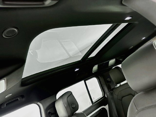 New 2026 White Land Rover X-Dynamic SE image 14