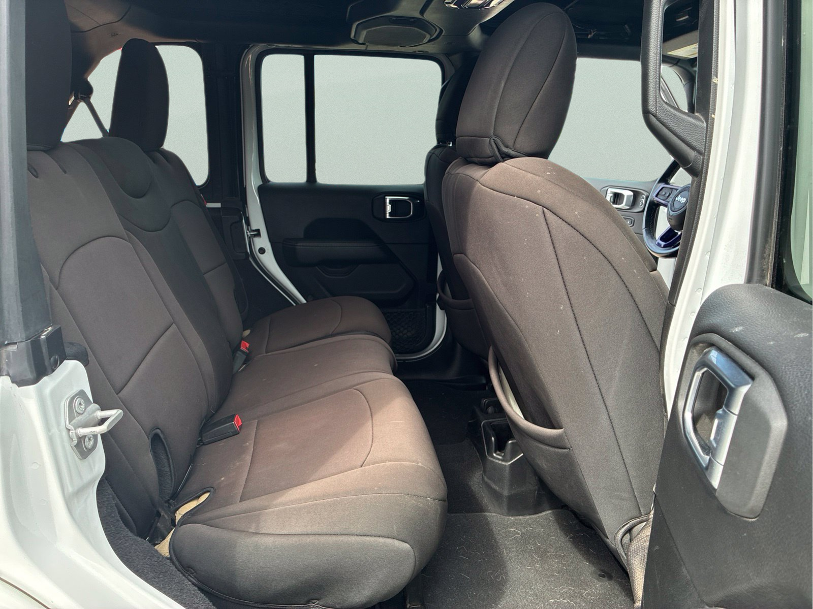 Used 2021 White Jeep Unlimited Sahara image 11