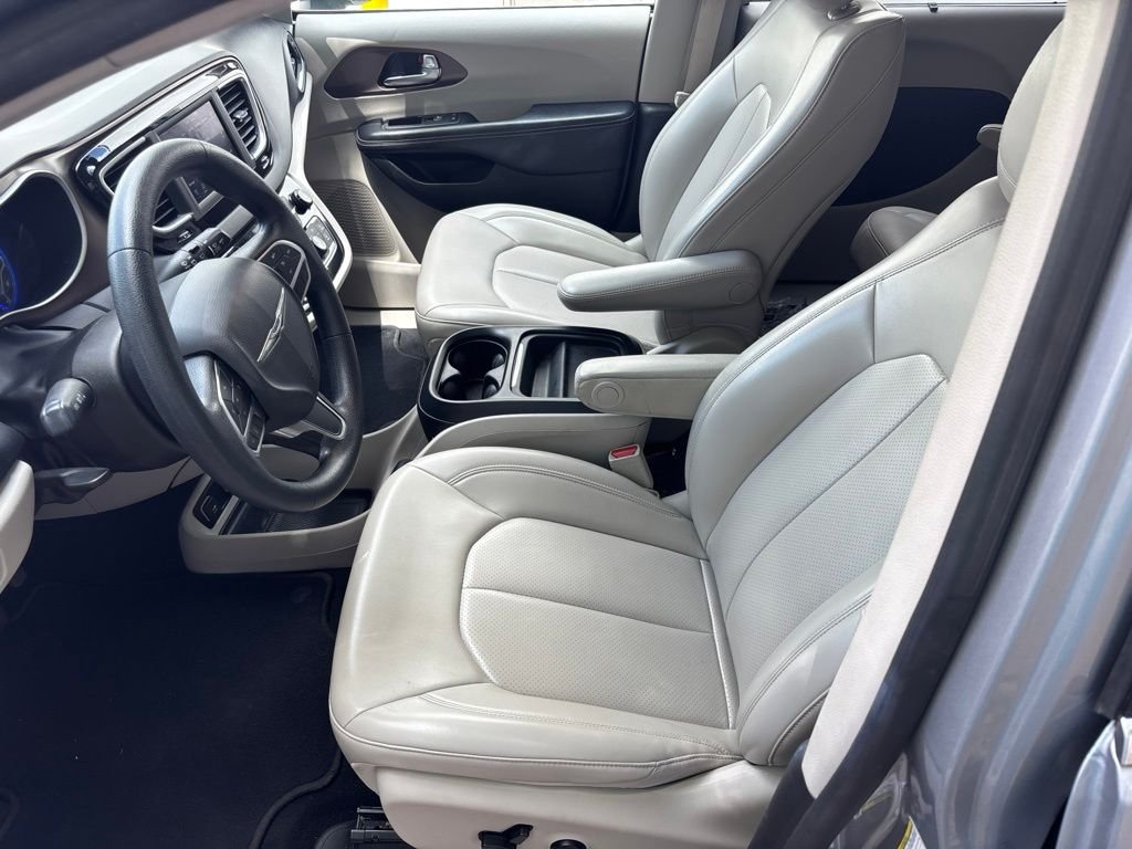 Used 2021 Silver Chrysler LXI image 9