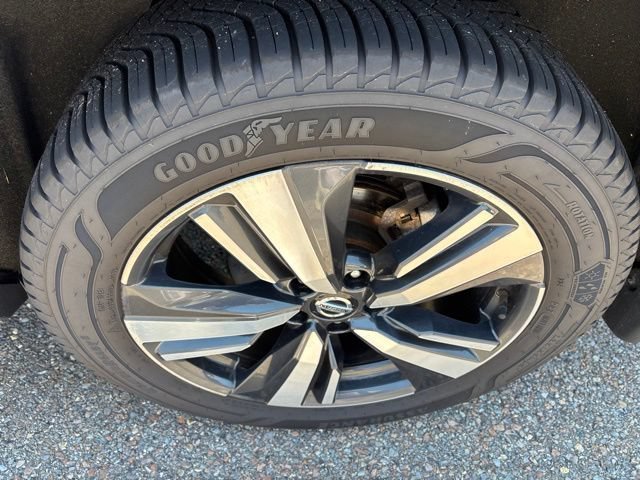 Certified Used 2021 Brilliant Silver / Black Nissan SL image 11