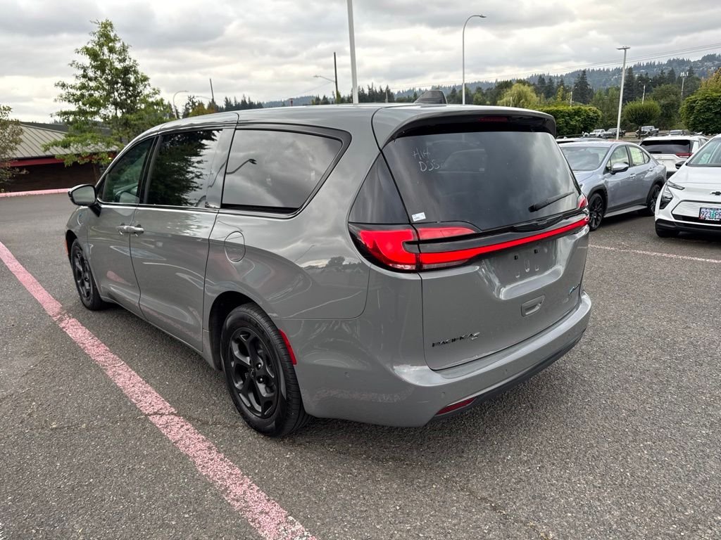 Used 2023 Ceramic Gray Clearcoat Chrysler Limited image 6